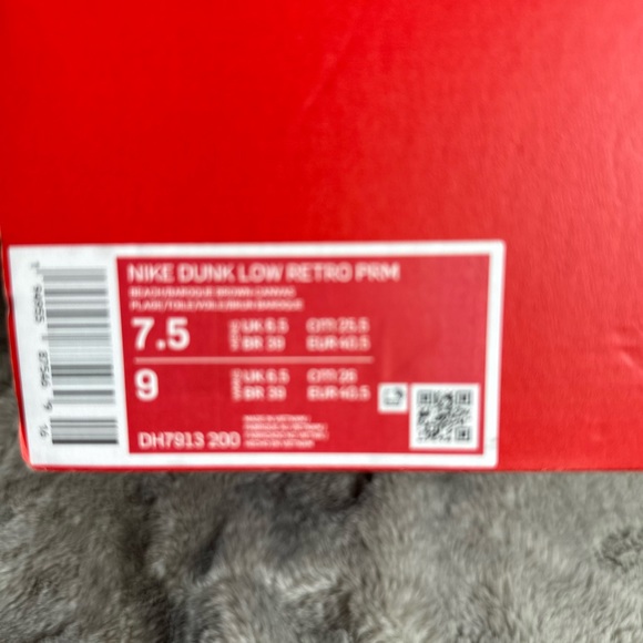 Limited Edition Nike Tennis shoes white with patches. Brand New. - Picture 4 of 13